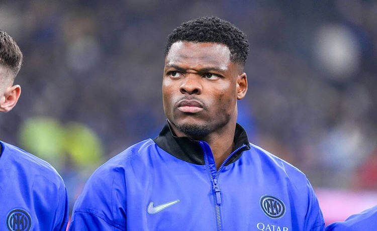 Дензел Дюмфрис на радаре клубов АПЛ