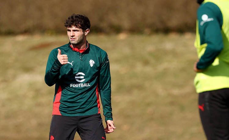 Лидер Милана интересен английским грандам