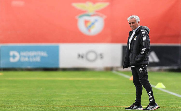 Моуринью - о матче с Реалом: "Раненый король опасен"