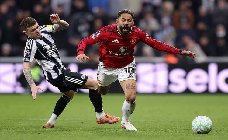 Манчестер Юнайтед уступил Ньюкаслу, играя тайм в большинстве