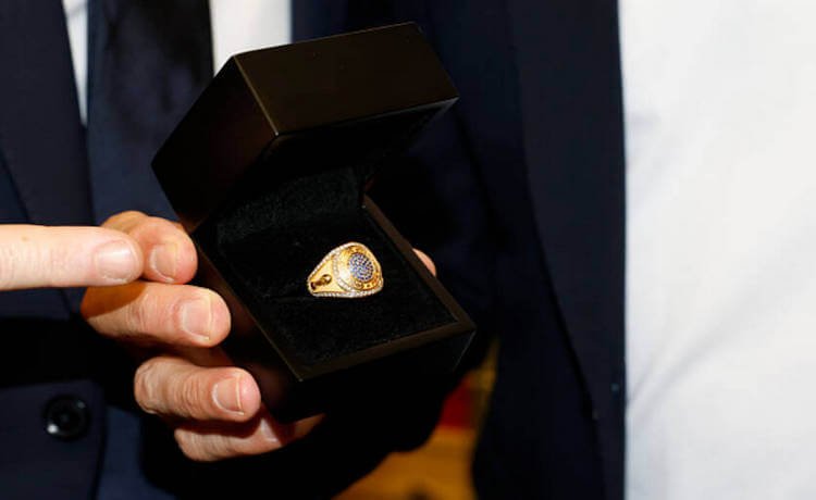 Джанни Инфантино подарил испанцам чемпионские перстни
